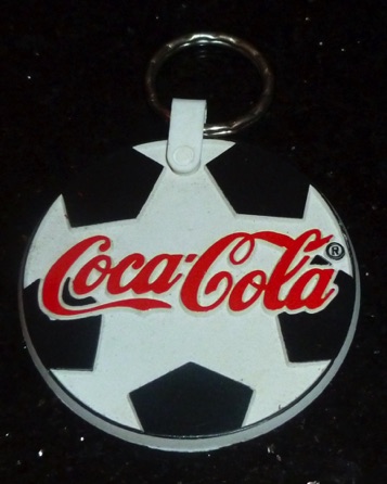 93166-3 € 2,00 coca cola sleutelhanger rubber voetbal zwart wit.jpeg